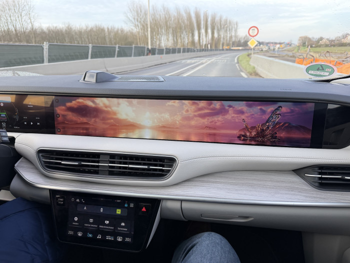 Eine App im Fahrzeug stellt digitale Kunstwerke zur Auswahl, die den gesamten Bildschirmbereich einnehmen und auch die Lichtfarbe im Fahrzeug bestimmen. (Bild: Dirk Kunde)